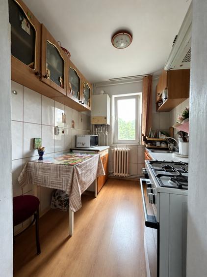 Apartament cu 3 camere semidecomandat, mobilat în Păcurari