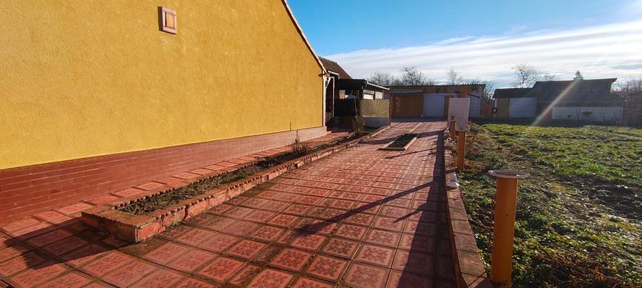 Casă individuală cu 5 camere cu Teren 1090 Mp în Central