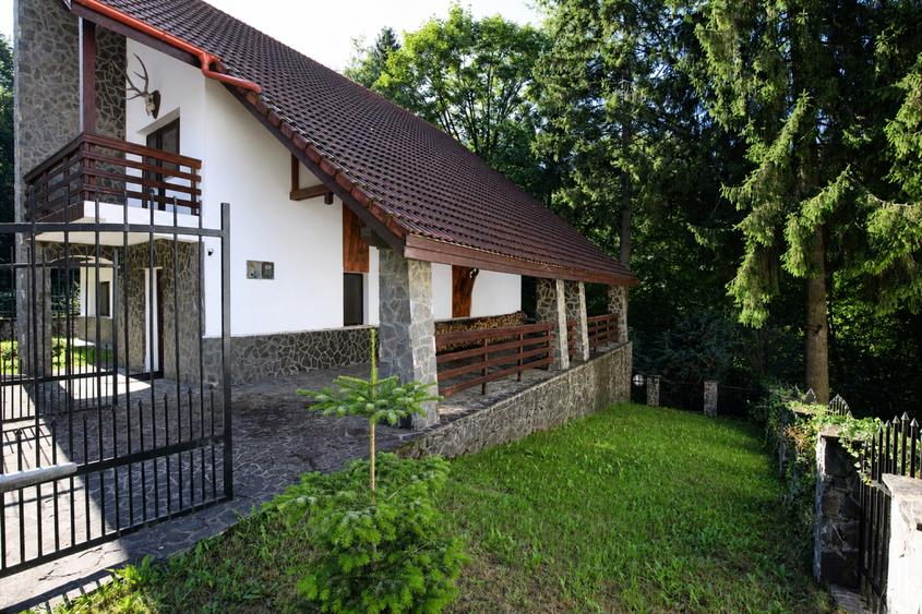 Casă individuală cu 7 camere cu Canalizare în Cioplea