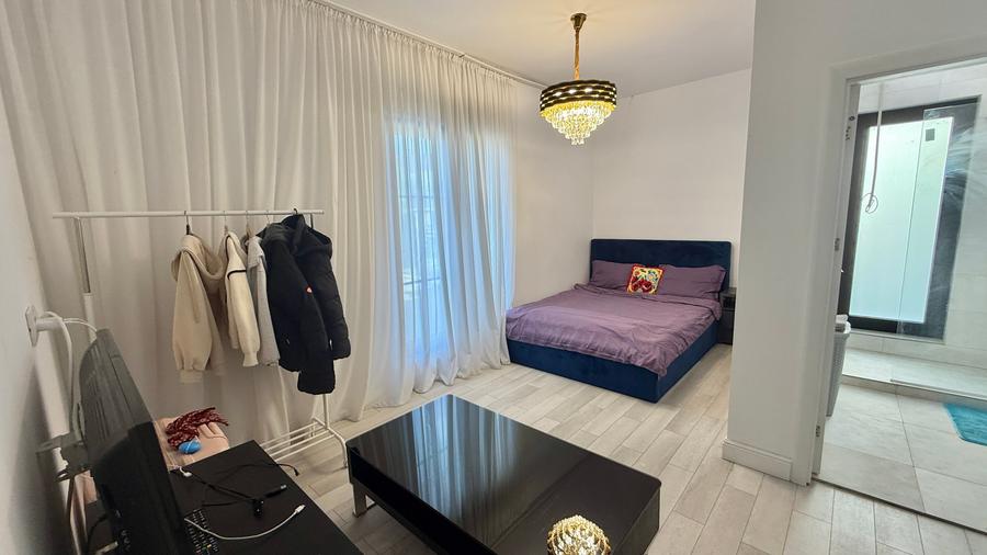Casă individuală cu 7 camere cu Garaj în Tunari