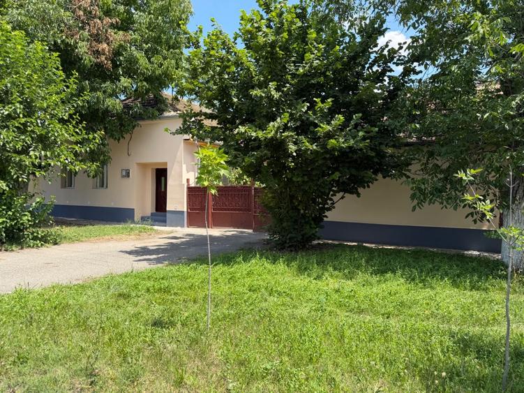 Casă cu 3 camere cu Teren 1300 Mp în Central