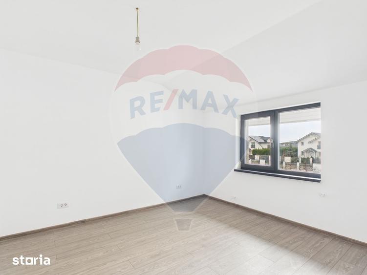 Casă cu 5 camere cu Teren 559 Mp în Crevedia