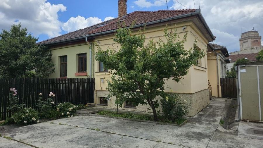 Casă cu 4 camere cu Teren 261 Mp în Central