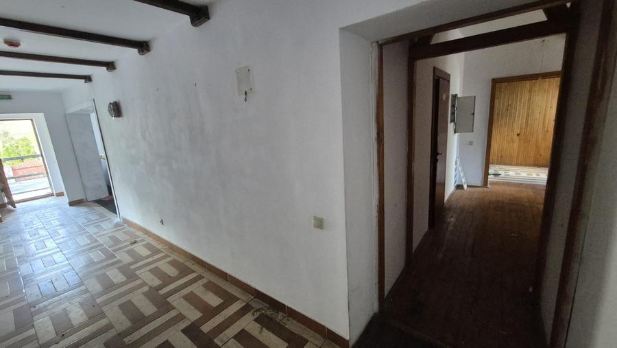 Casă individuală cu 11 camere cu Canalizare în Piatra Arsă