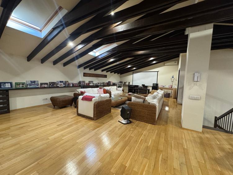 Casă cu 8 camere cu Teren 530 Mp în Pipera