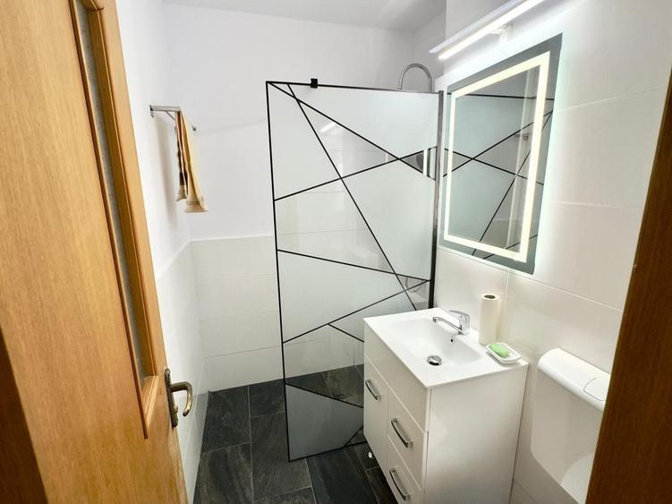 Apartament cu 2 camere semidecomandat, mobilat în 1 Mai