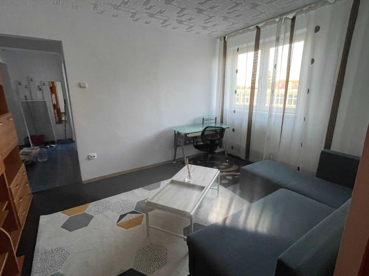 Apartament cu 3 camere semidecomandat în Central