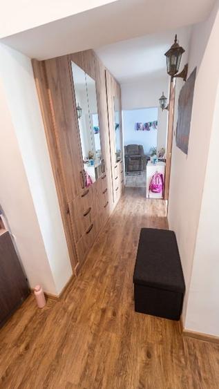 Apartament cu 3 camere semidecomandat, mobilat în Pantelimon