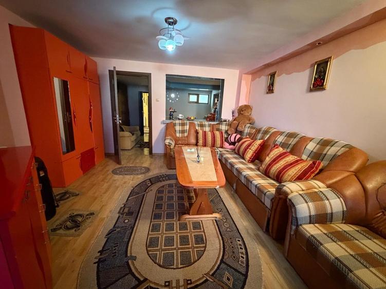 Casă individuală cu 16 camere cu Garaj în Spătaru