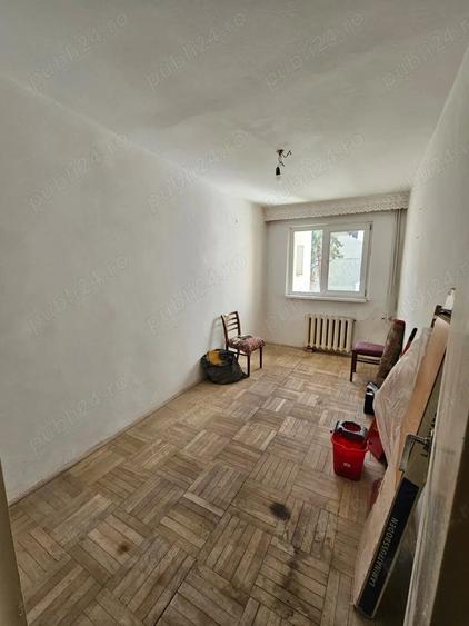 Apartament cu 4 camere semidecomandat în Sud
