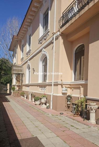 Casă individuală cu 9 camere cu Canalizare în Cotroceni