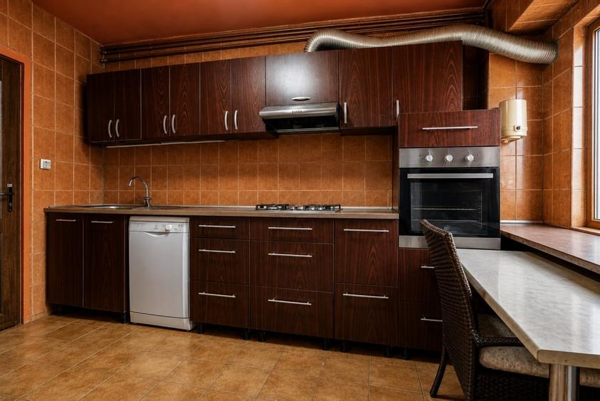 Apartament cu 4 camere decomandat, mobilat în Tineretului