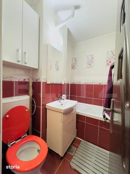 Apartament cu 3 camere semidecomandat în Craiovița Nouă