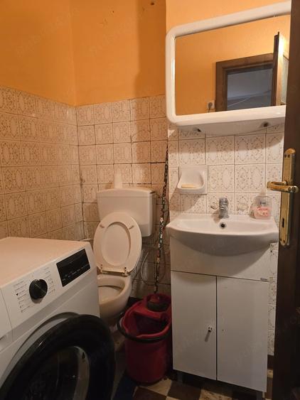 Apartament cu 3 camere semidecomandat în Medicină
