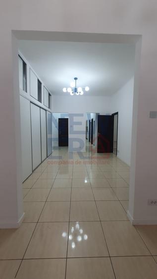 Apartament cu 4 camere decomandat în Romană