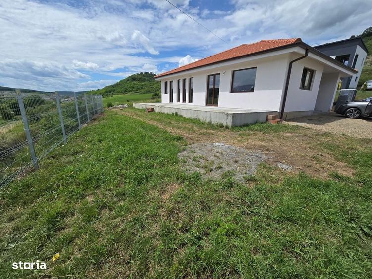 Casă cu 4 camere în Livezeni