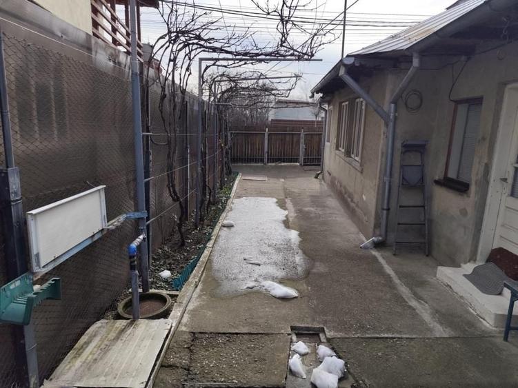 Casă individuală cu 3 camere cu Canalizare în Central
