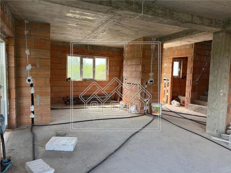 Casă individuală cu 5 camere cu Canalizare în Șelimbăr