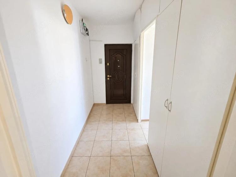 Apartament cu 2 camere semidecomandat în Craiovei