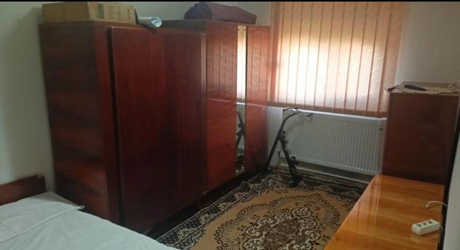 Apartament cu 3 camere semidecomandat în Km 4-5