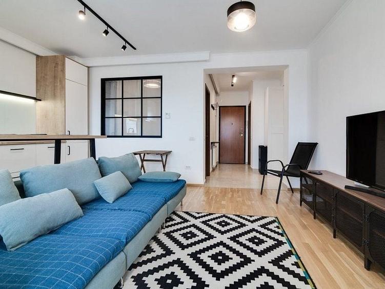 Apartament cu 3 camere semidecomandat, mobilat în Băneasa