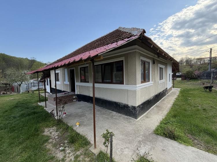 Casă cu 4 camere în Șișești