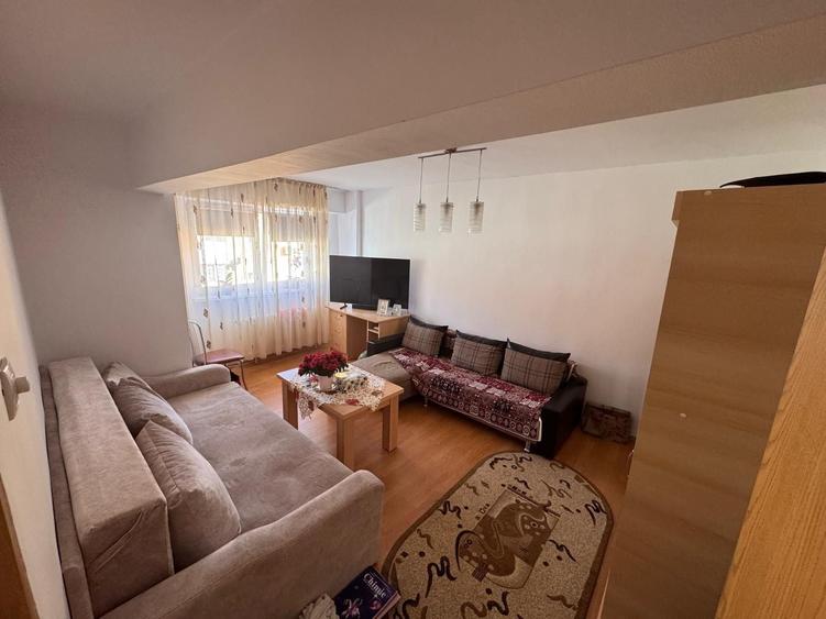 Apartament cu 3 camere decomandat în Vitrometan