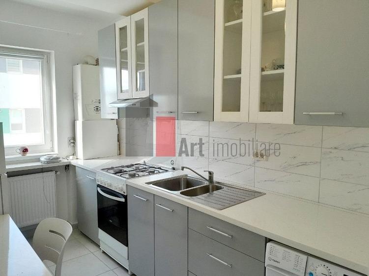 Apartament cu 3 camere decomandat în Roșu