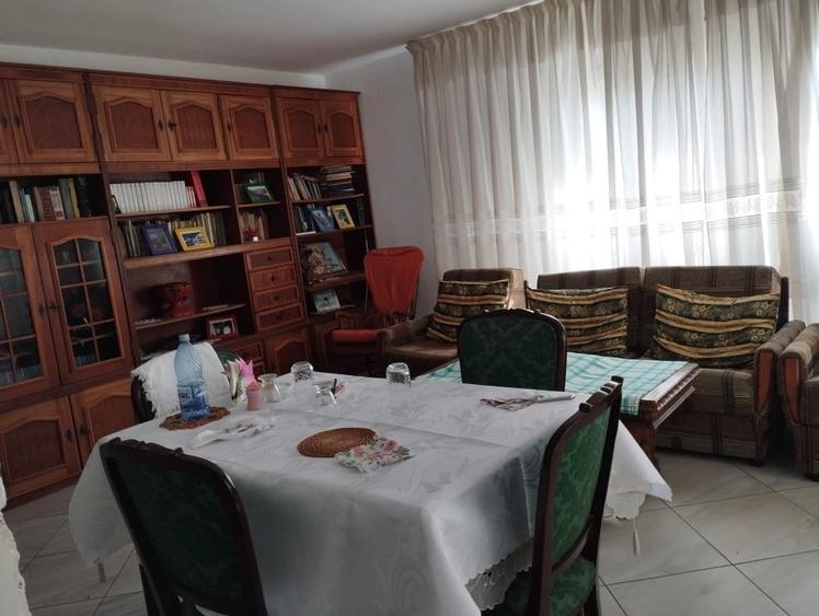 Casă individuală cu 8 camere cu Canalizare în Frătești