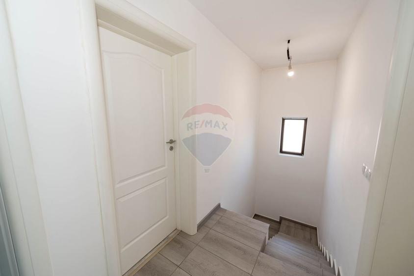 Casă individuală cu 5 camere cu Teren 300 Mp în Joița