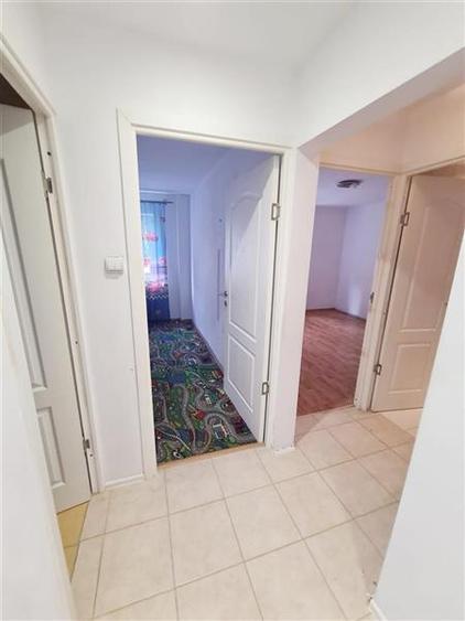 Apartament cu 3 camere decomandat în Astra