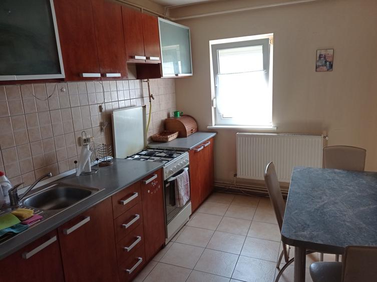 Apartament cu 3 camere semidecomandat în Central