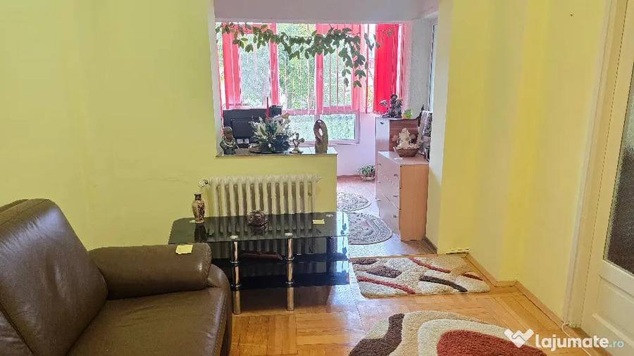 Apartament cu 4 camere decomandat în Decebal