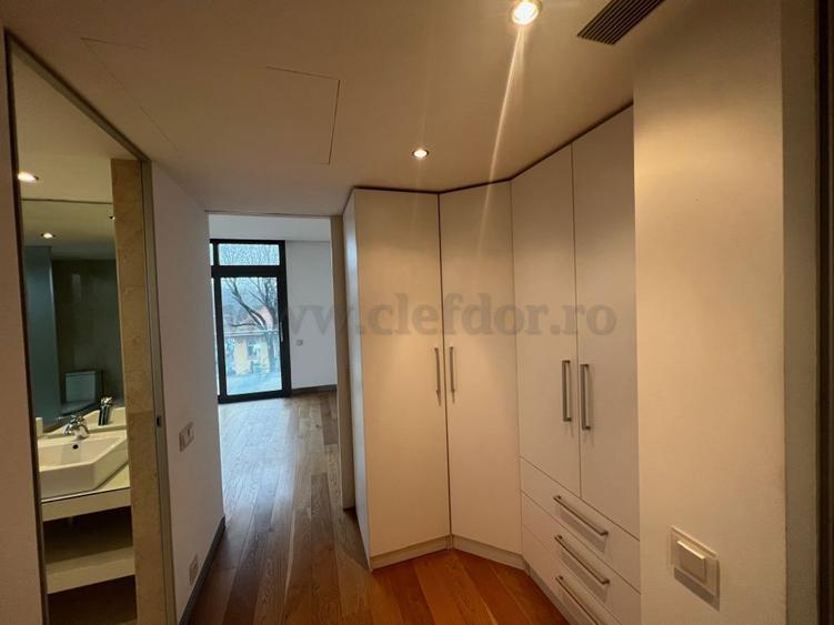 Apartament cu 4 camere semidecomandat în Kiseleff