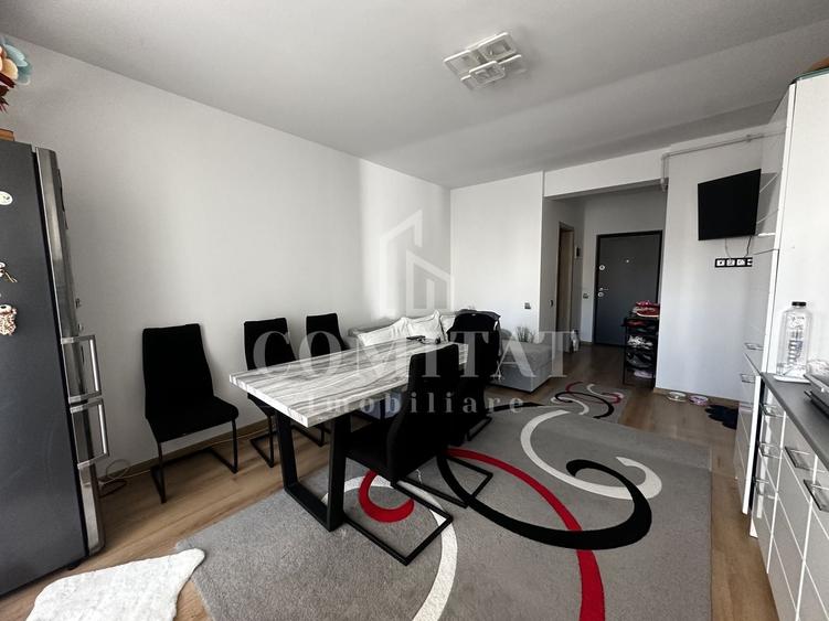 Apartament cu 3 camere semidecomandat, mobilat în Florești — fotografia 3