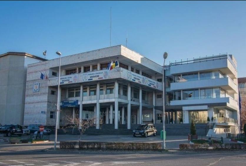 Apartament cu 4 camere decomandat în Central