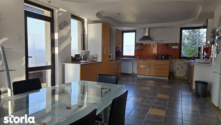 Casă cu 5 camere cu Teren 900 Mp în Zăvoi