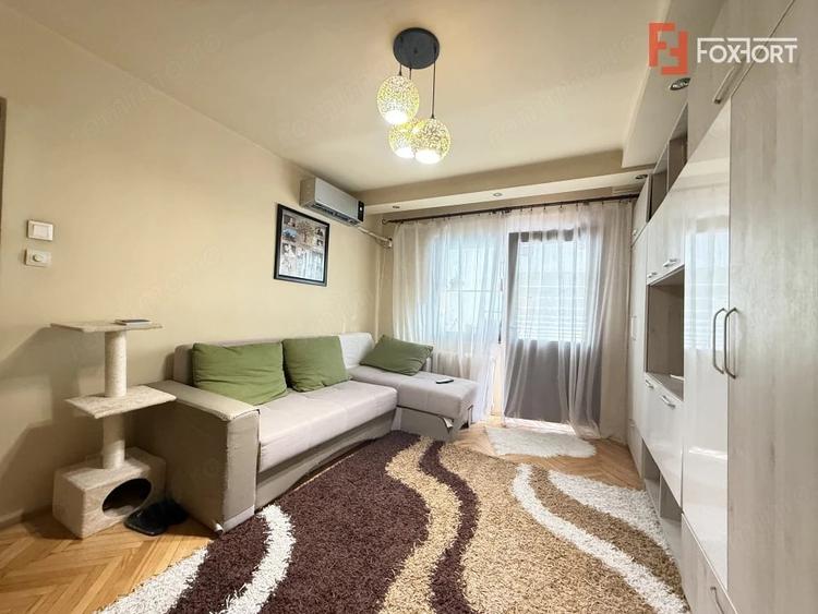 Apartament cu 3 camere semidecomandat în Lipovei
