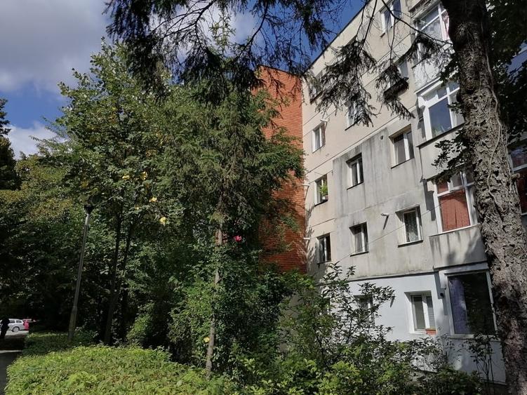 Apartament cu 3 camere semidecomandat, mobilat în Trivale