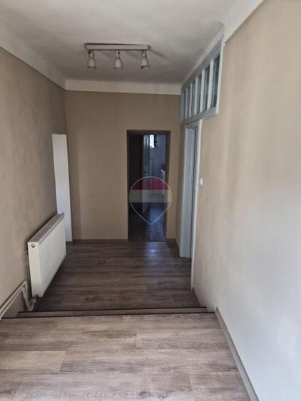 Casă individuală cu 21 camere cu Teren 966 Mp în Central