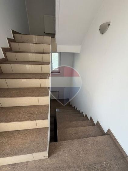 Casă individuală cu 10 camere cu Teren 1109 Mp în Bariera Vâlcii