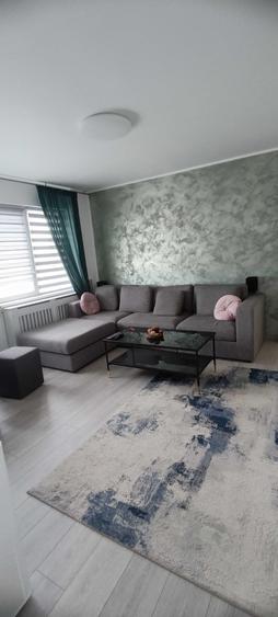 Apartament cu 3 camere semidecomandat în 1 Mai