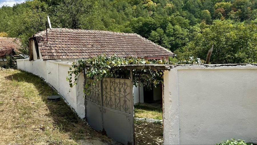 Casă cu 4 camere cu Teren 1000 Mp în Podeni