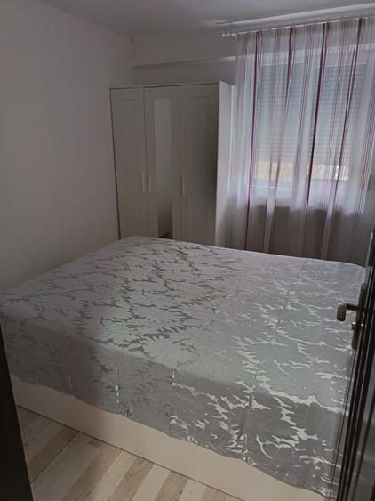 Apartament cu 3 camere semidecomandat în Sud