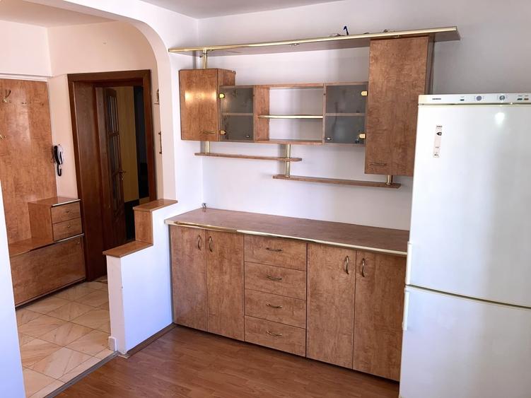 Apartament cu 3 camere semidecomandat în Mihai Bravu