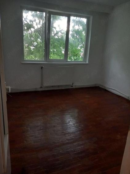Apartament cu 3 camere semidecomandat în Gară
