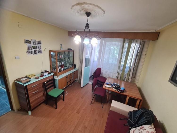 Apartament cu 3 camere decomandat în Sud