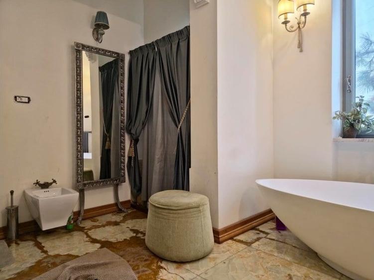 Casă cu 16 camere cu Teren 685 Mp în Rosetti