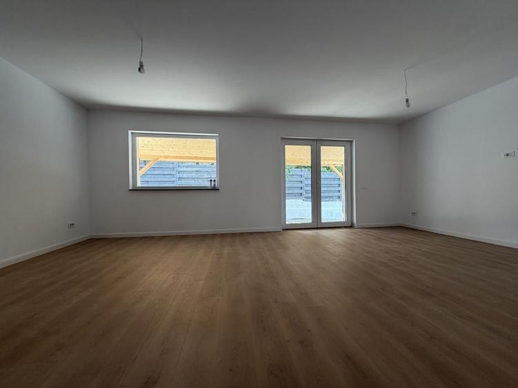 Casă cu 4 camere în Valea Adâncă