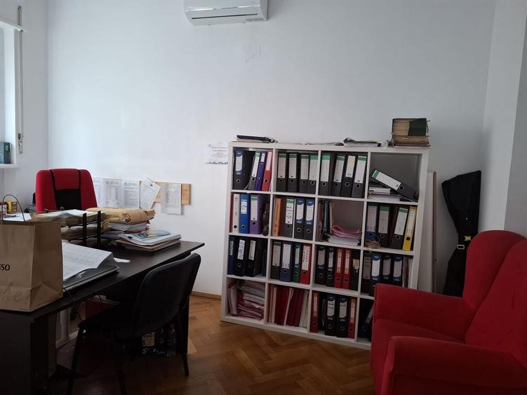 Apartament cu 5 camere semidecomandat în Capitale